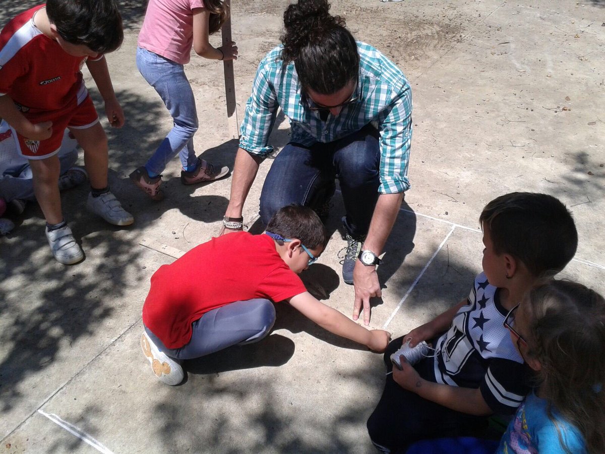 ceippazyamistad's tweet photo. Nuestros  niñ@s de 5 años B preparan su parchís y ponen en práctica lo trabajado. Jugar y aprender es posible. https://t.co/vR3Bs1S5AS