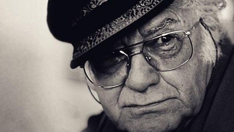 Ben aşk nedir bilmem,
Eski kafalıyım.
Bir seni bilirim,
Bir de adın geçince Sıkışan kalbimi.

Attila İlhan