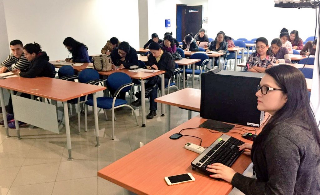 SRIoficialEc's tweet photo. #SRIZonal7 capacita a ciudadanía de #Loja sobre llenado de #Formulario104A https://t.co/pU8yoWBUNF
