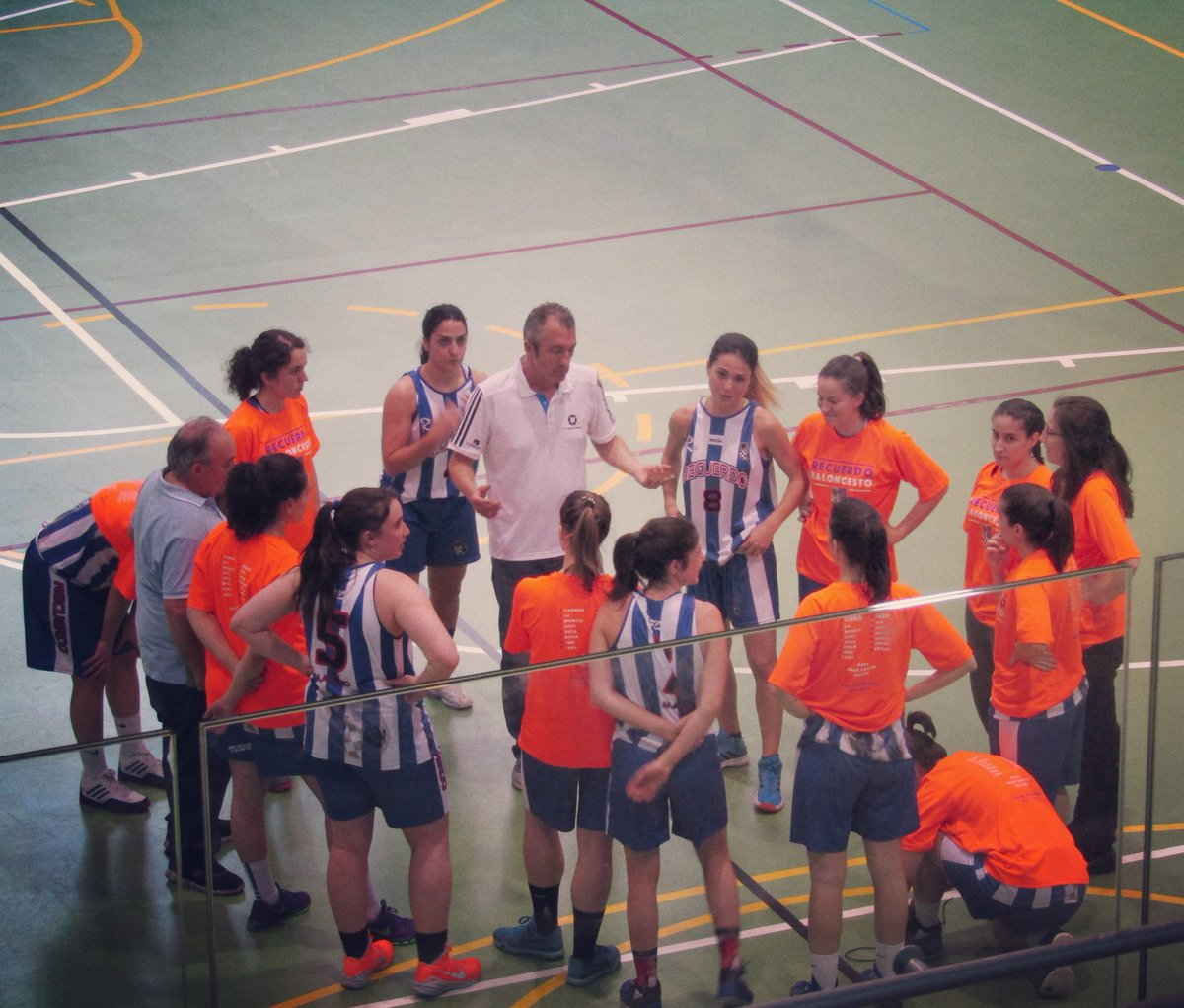 meryrivers's tweet photo. Victoria 69-33 y a un pasito del tercer puesto! 🏀🏀
#GoRecuerdo #QueremosMedalla https://t.co/2s5m4CdGiC