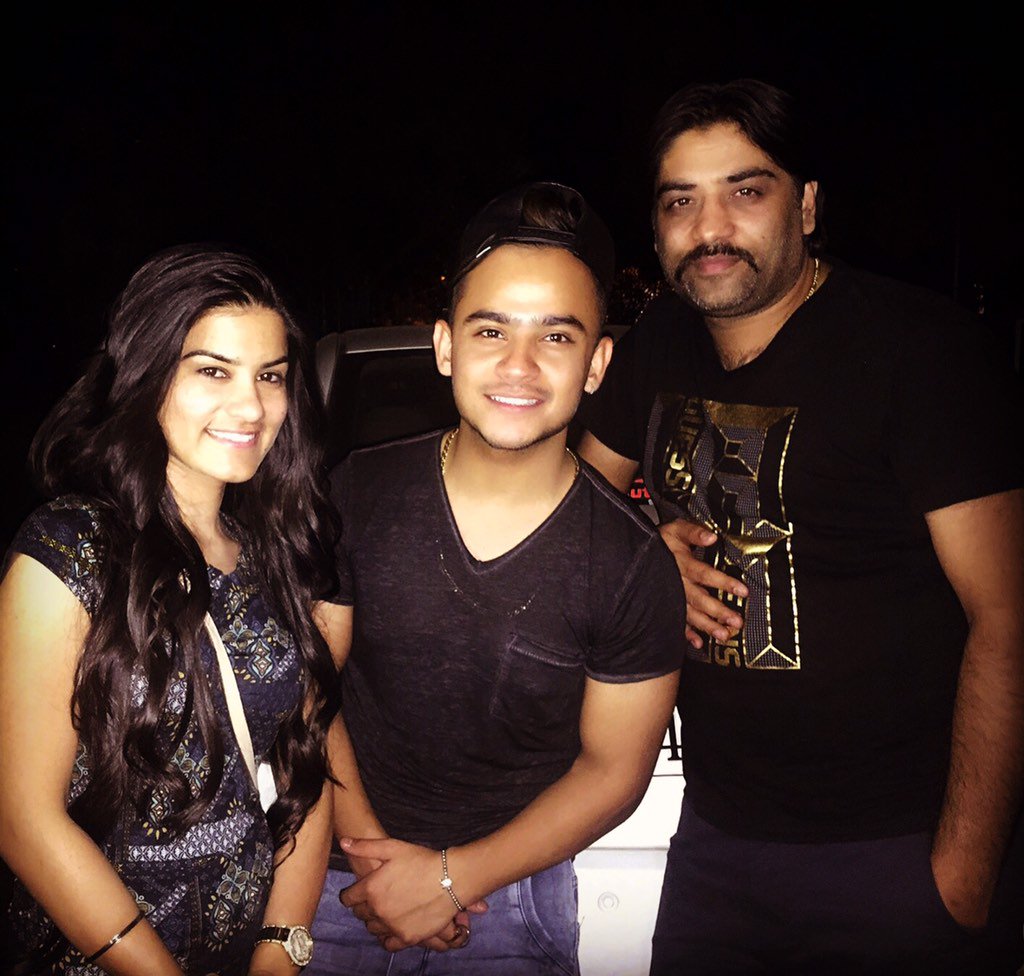KaurBmusic's tweet photo. Nawe Nawe Gaane Banaye Ja Rahe Ne ji Tuhade Lyi #StudioTym #Delhi @millindgaba @dineshauluck ji @kaurbmusic 😊🎵🎼🎹🎧 !! https://t.co/pgjLvCKRTO