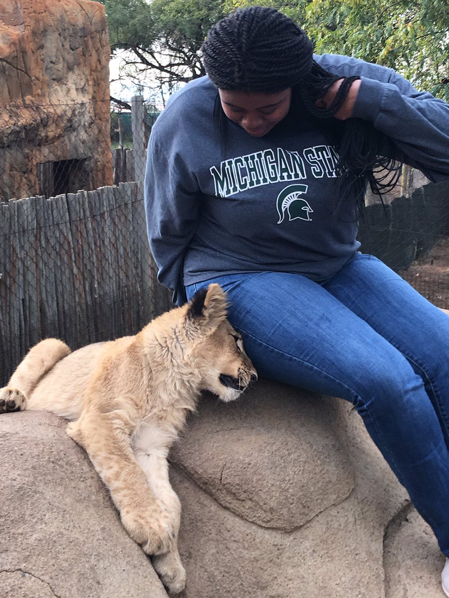_NishaKnowsAll's tweet photo. Me and my new bestie 😻😻😻 https://t.co/IDkc7pRMPu