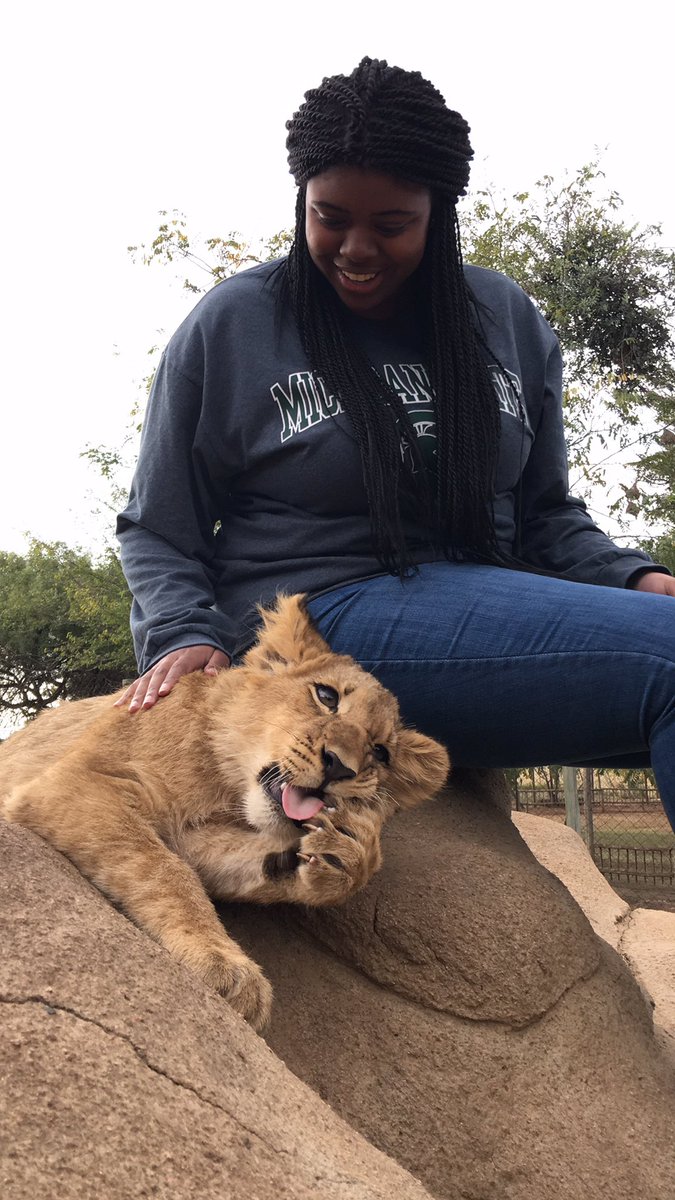_NishaKnowsAll's tweet photo. Me and my new bestie 😻😻😻 https://t.co/IDkc7pRMPu