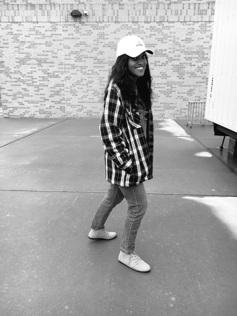 junesolstice_'s tweet photo. Ashley Banks was the inspo #90sday #KFseniorweek https://t.co/sFQVjCEUuy
