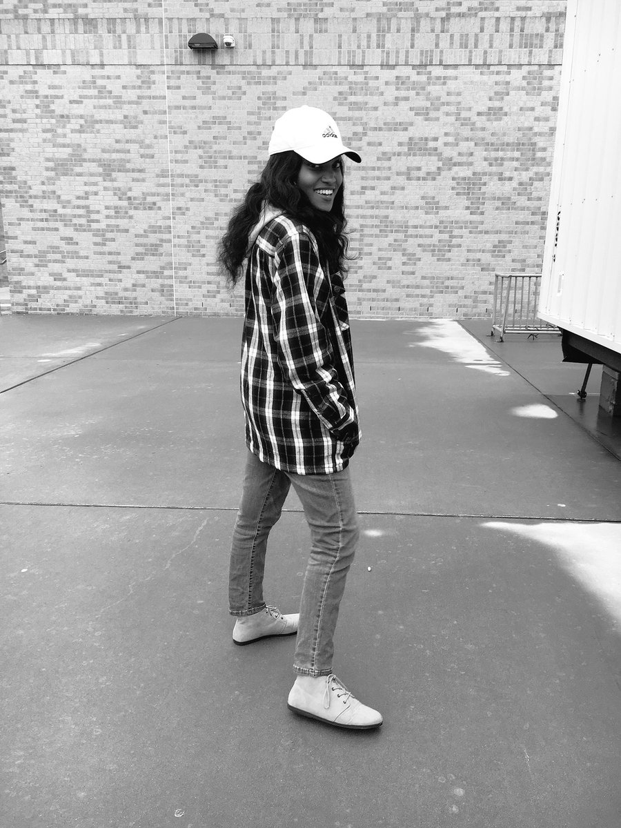 junesolstice_'s tweet photo. Ashley Banks was the inspo #90sday #KFseniorweek https://t.co/sFQVjCEUuy