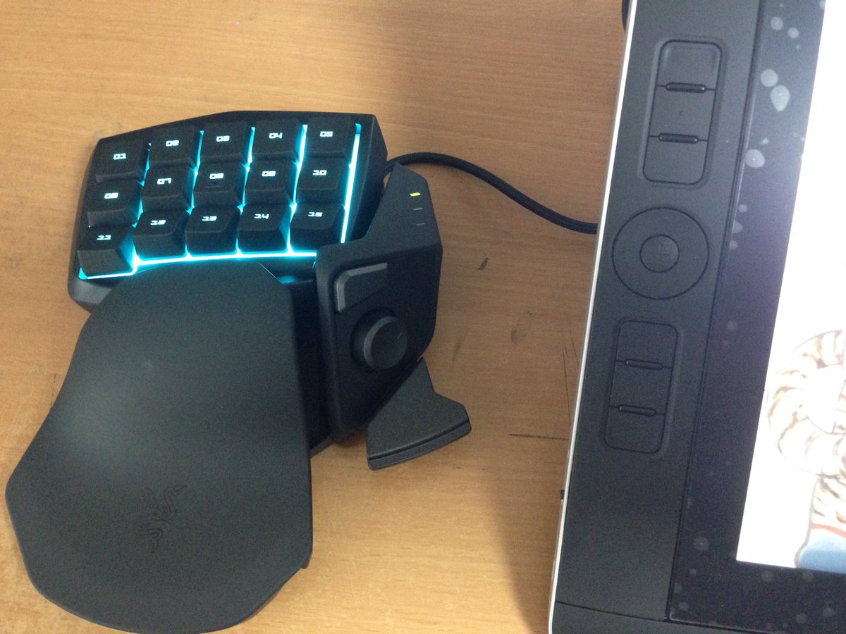 熊谷しん على تويتر 左手デバイスと液タブスタンド届いた 光ってるのかっこいい