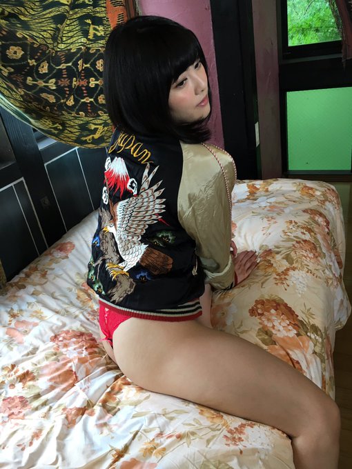 一発目から派手なスカジャン。  ビンテージものらしくて当時でも高値らしい&hellip;そんな素敵なお洋服を着させていただけて光栄🙏 https://t.co/QckRo4GmlV<a href="/tag/%E3%81%84%E3%81%84%E8%82%89%E3%81%AE%E6%97%A5"class="tags"><span>#いい肉の日</span></a>