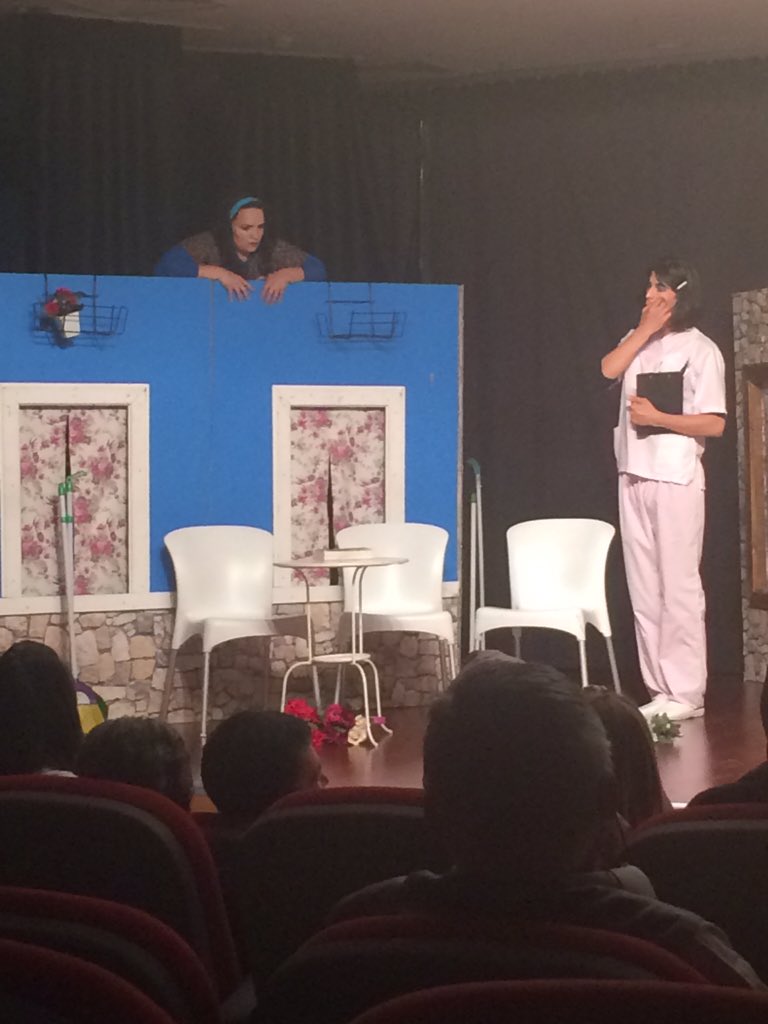 Bu oyun bir harika! <a href="/teksem/">umut abla</a> "Komşuluk Bizde Kalsın" oyunuyla sahnede 👏🏻