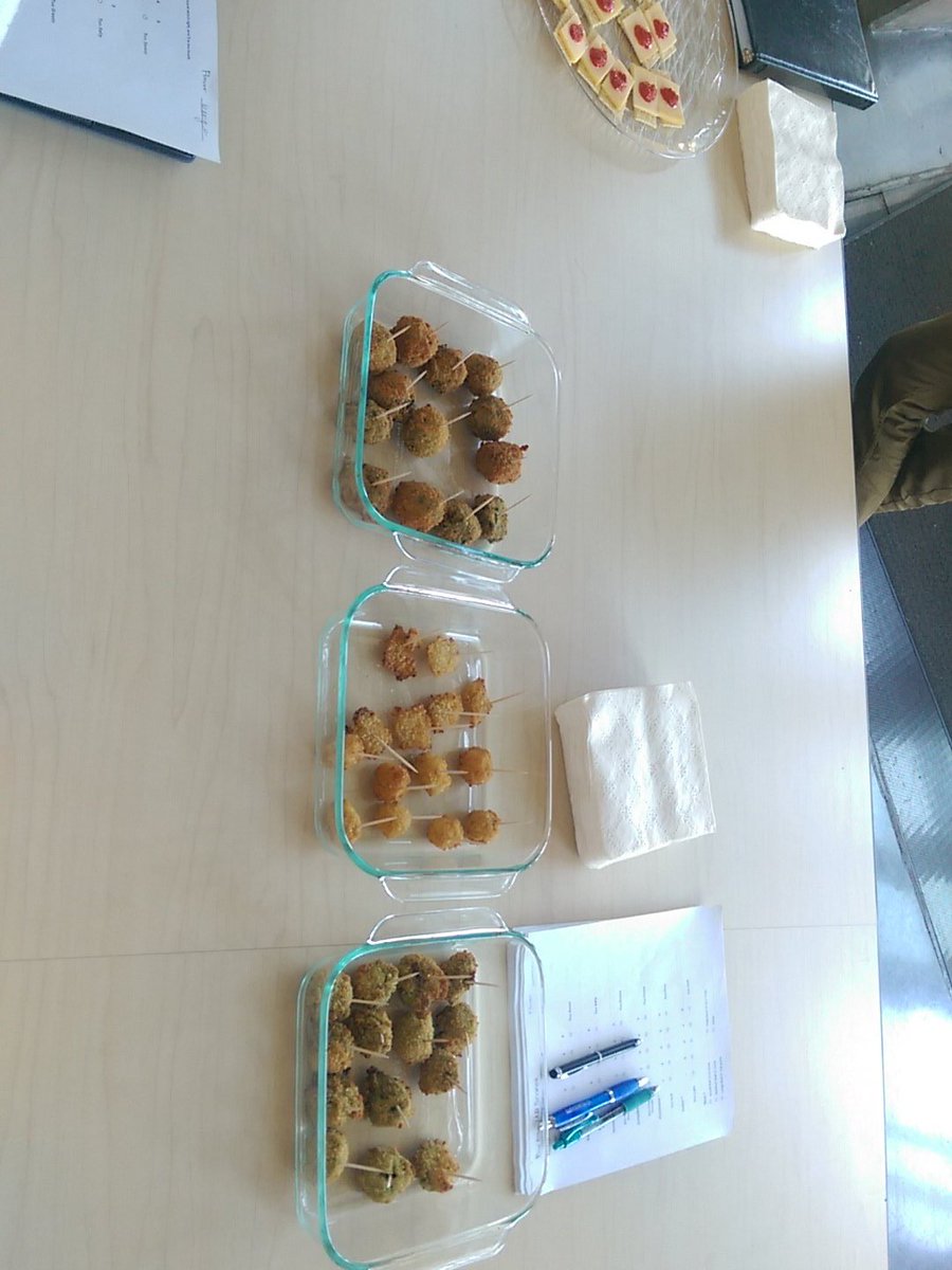 PaNdAw3s0m3's tweet photo. Stump prrsentations are up and running! Come by RMISEN to get a taste! #fst160 #savorysquad #dipbits https://t.co/8G4x5BCqMP