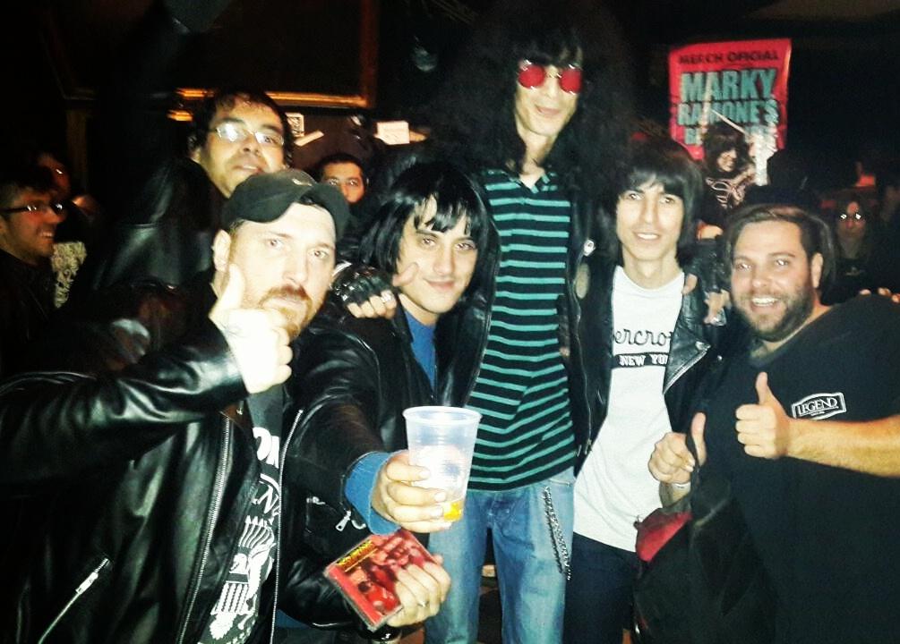 JSinfexis's tweet photo. Noche entre Amigos y punk ramone! https://t.co/Klv2AqjTqz