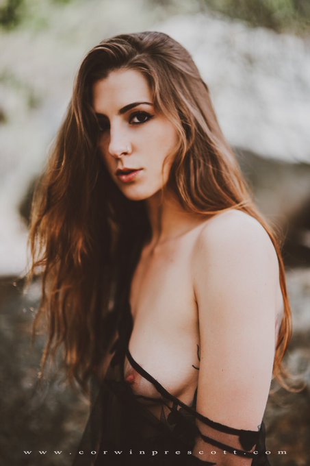 Something to look at until then 💁🏼 feeling sexy tonight. https://t.co/6nxfj126FX