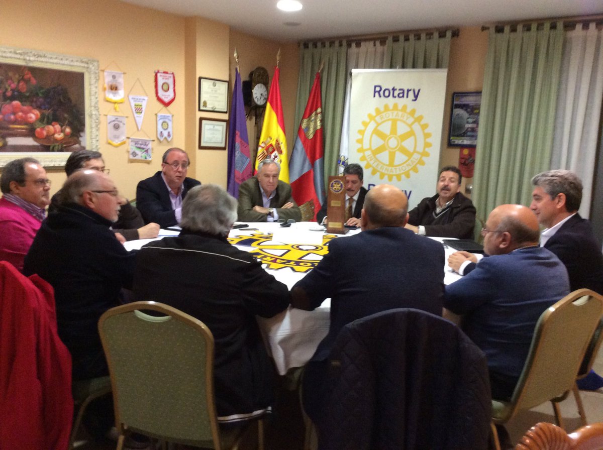 RotaryClubAvila's tweet photo. Como cada lunes seguimos trabajando para poner nuestro granito de arena #somosrotarios #dardetiantesqpensarenti 😊😊😊 https://t.co/assc8zBnaJ