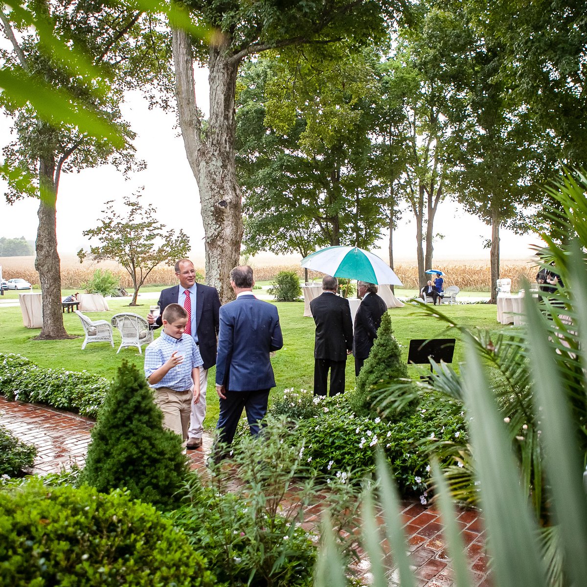 People waiting out the #rain at this #backyardwedding in Kentucky. w/ <a href="/MusicCityEvents/">incredibleeventsbycaroldenise</a>