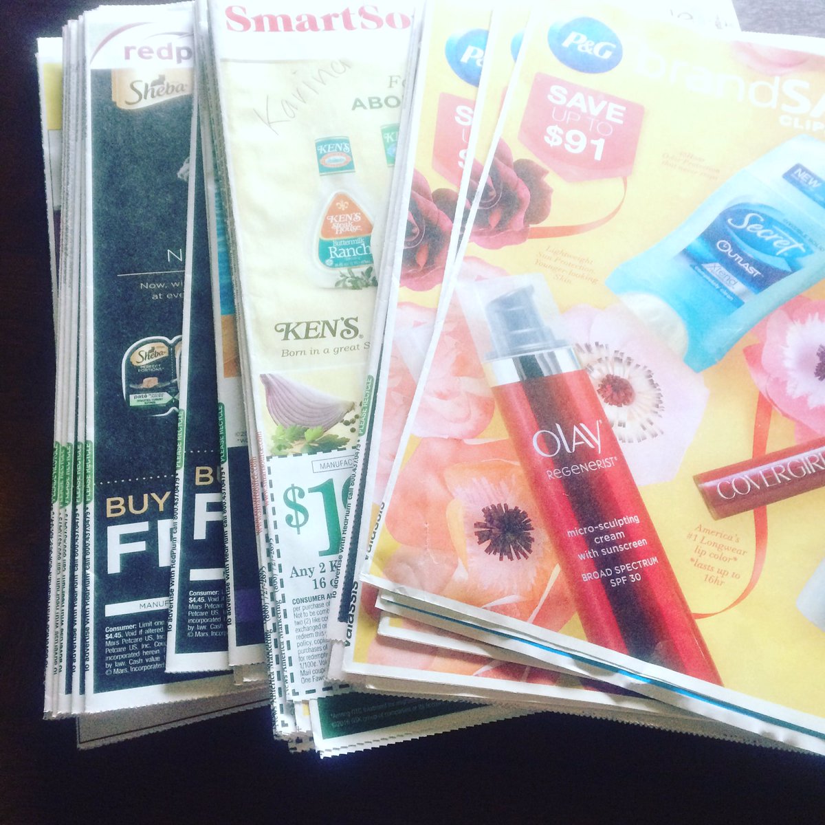 karina_vera's tweet photo. So behind cutting coupons #couponer #whyyt https://t.co/AasDrV5OaS