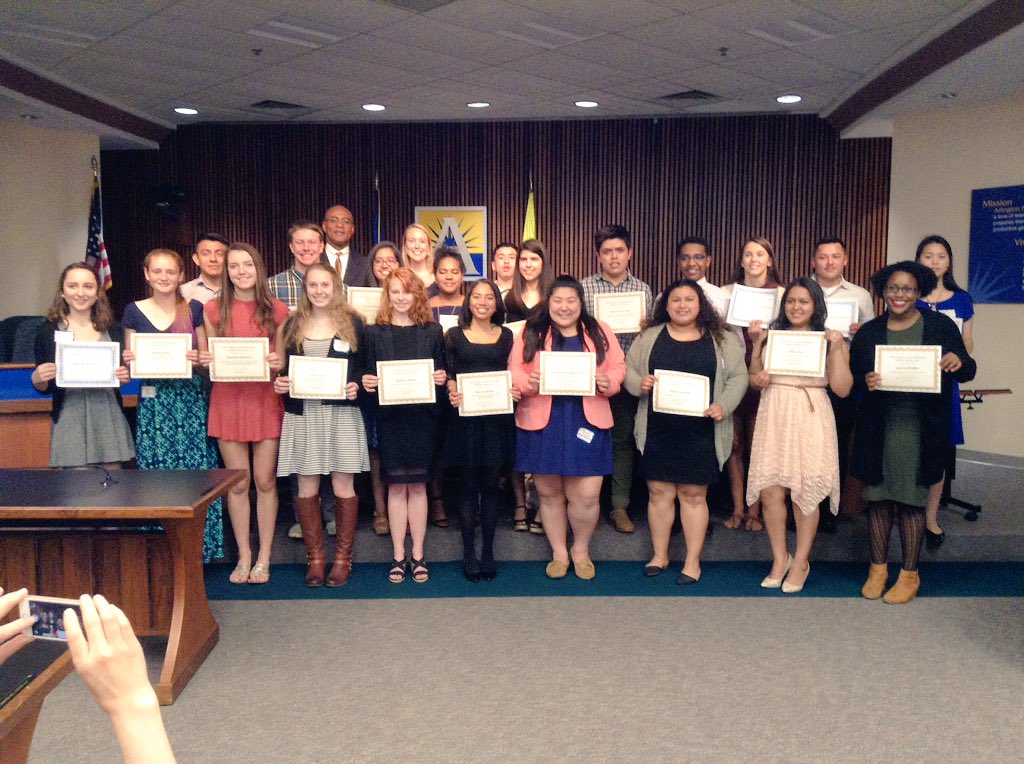 APSVirginia's tweet photo. 25 Ss received scholarships fr the Arl Retired Ts Assoc, Arl Ed Assoc, Arl Civic Fed Fund for Ts & indiv school PTAs https://t.co/X7REt7JDYI