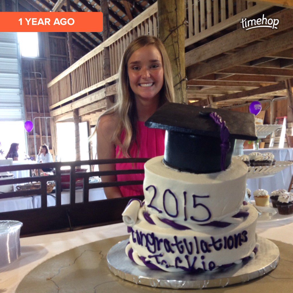 JackEP11's tweet photo. S/O to myself for graduating a year ago. Also s/o to my driving skills for making the cake look like this https://t.co/afROWnlOZH