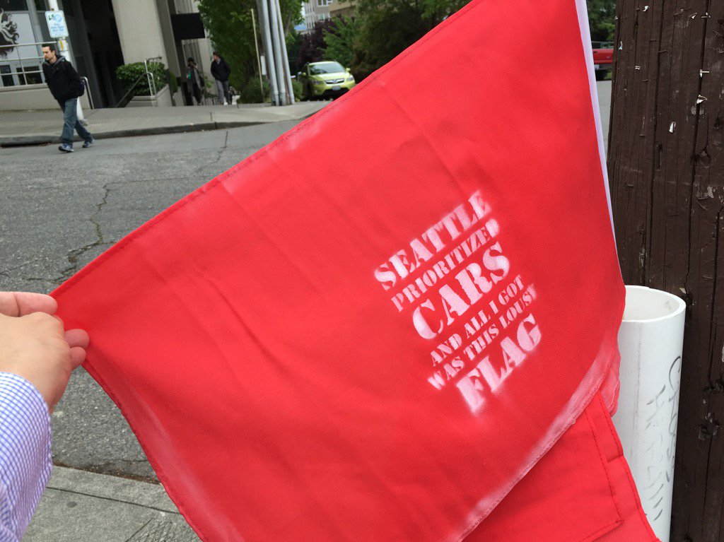 Qagggy's tweet photo. Someone is refilling the #shameflag receptacles in Seattle.

@SEA_DOTr @NYC_DOTr @seabikeblog @SNGreenways @PBOTrans https://t.co/62T2y4xW2U