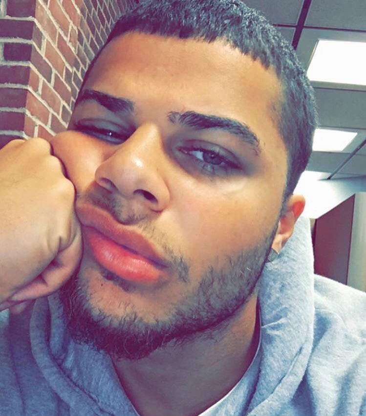 no one dm's me .. 😕