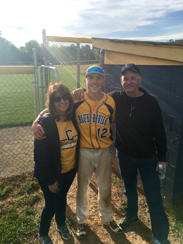 HunterCrim2's tweet photo. Great Senior Night with Great people 🙌🏼❤️⚾️ @Taylorlaughlin4 https://t.co/jBLcSXvdAN