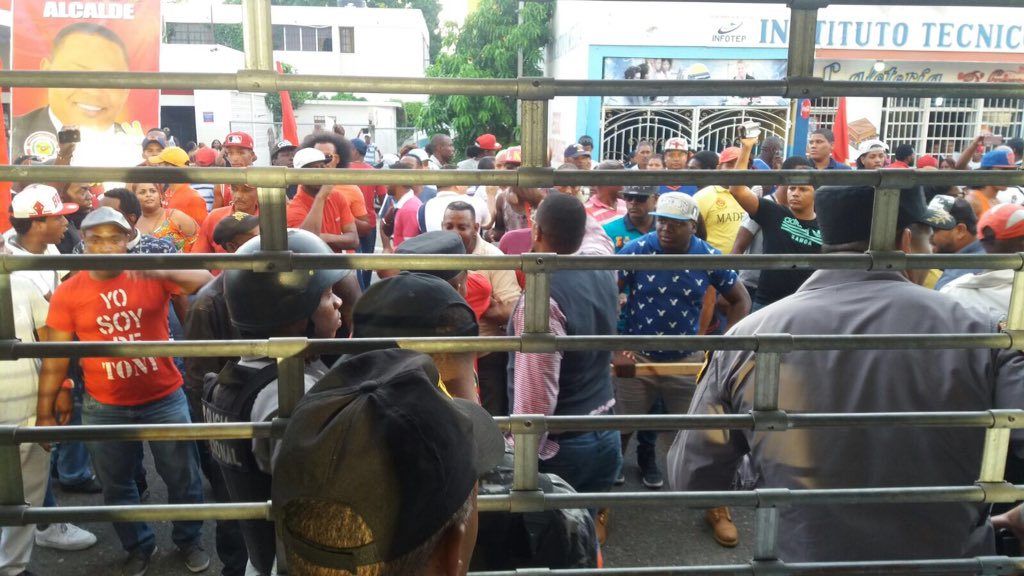 FranklinCordero's tweet photo. #LaRomana: Botello dirige protesta hoy frente a Junta Electoral a favor de Tony Adames https://t.co/JTOfXIerdz https://t.co/B9l4OT6Wxb