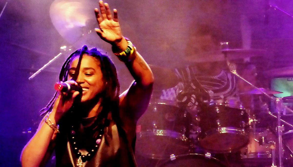 guccicameraman's tweet photo. @THE_FLOACIST ... #hobnola #floetryreunion ...love...love...love https://t.co/qGQkAhF5r1