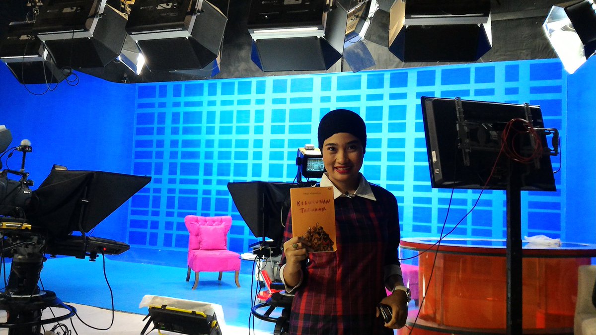 okkymadasari's tweet photo. Selamat Hari Buku. Sesaat lagi live di MNC News ttg #KerumunanTerakhir, #rumahmuara, dan #ASEANLitFest. https://t.co/t0tv3HUwoe
