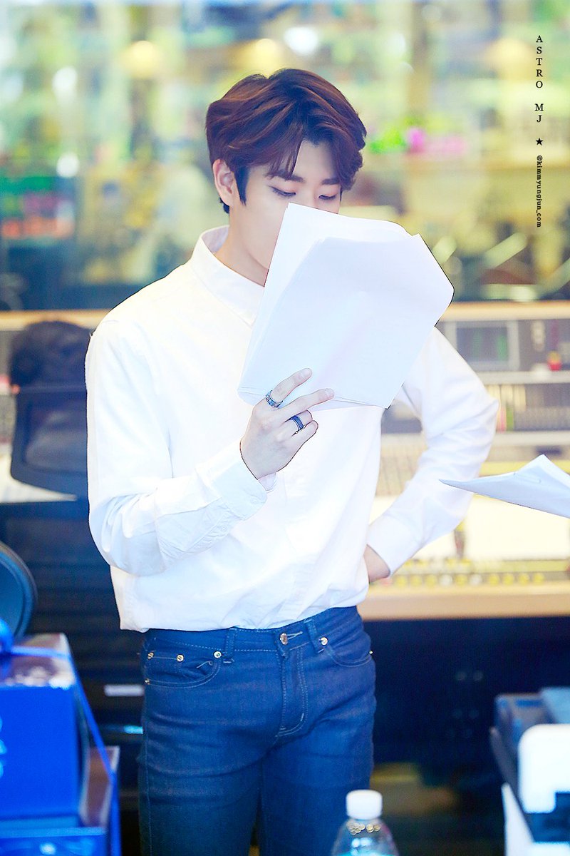 kimmyungjun_com's tweet photo. 📄대본길만걷자📄 우리명주니 흰셔츠입고 대본 보는거 못 본 사람 없게해주세요,,,,8ㅅ8❤ #아스트로 #MJ #엠제이 #명준 #ASTRO @offclASTRO @fantagiomusic https://t.co/XhjpCdcg7u