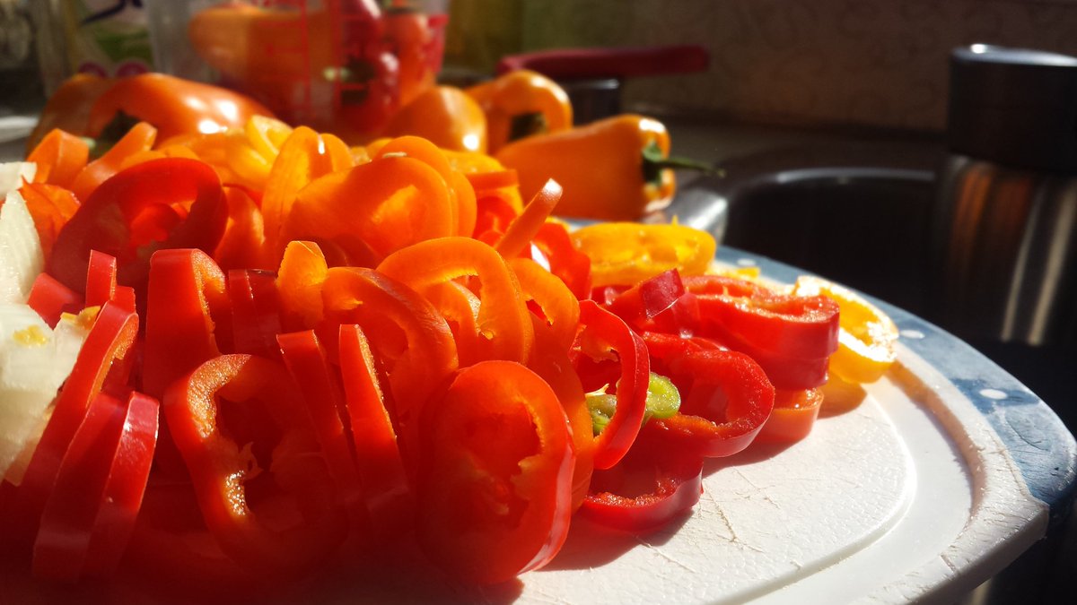 Pizazpizza's tweet photo. Preparing the sweet peppers for tomorrow's sale! @icvmcwpg #vmc https://t.co/tyX1NGY8Jk
