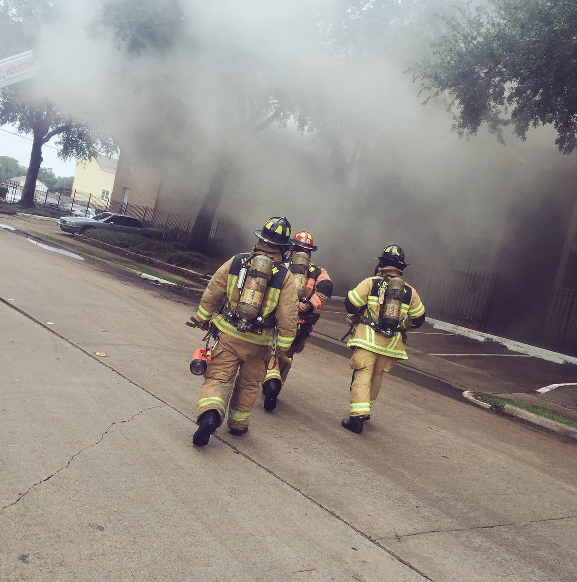 perryalonso's tweet photo. #Engine60 about to do work. #HoustonFire. Apartment fire this afternoon in #Houston. @cohoustonfire #HFD https://t.co/cadzooFWo5