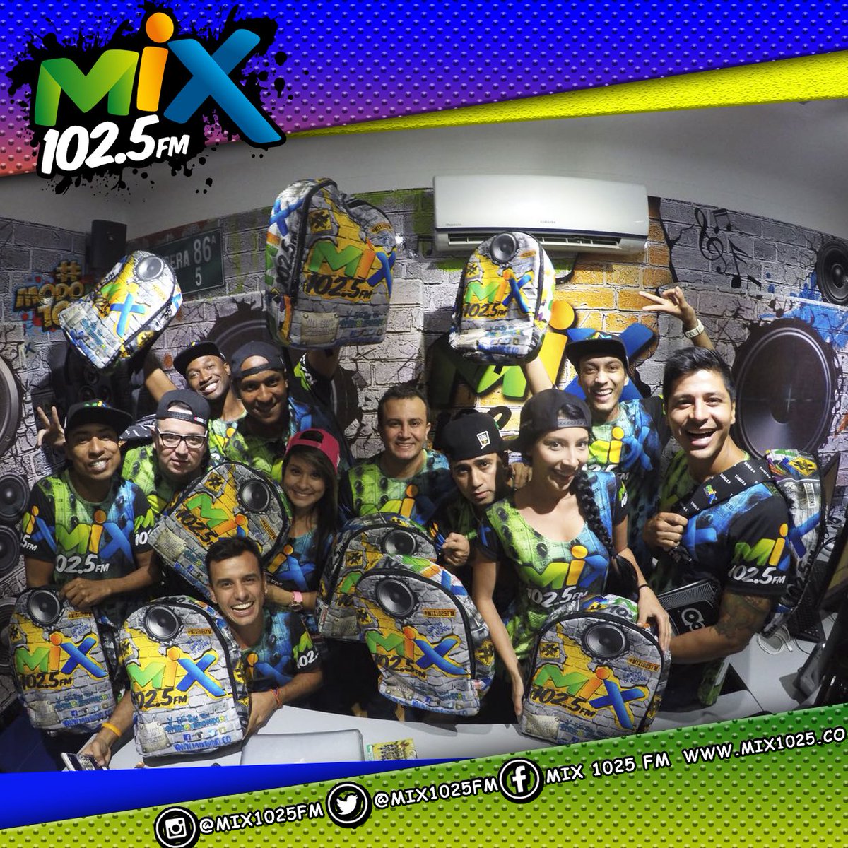 mix1015fmcali's tweet photo. El #TeamMix estrenando el #MorralMix personalizado exclusivo de @TanskaModa ¿Te gustaría tenerlo? https://t.co/ltw8ydYYov