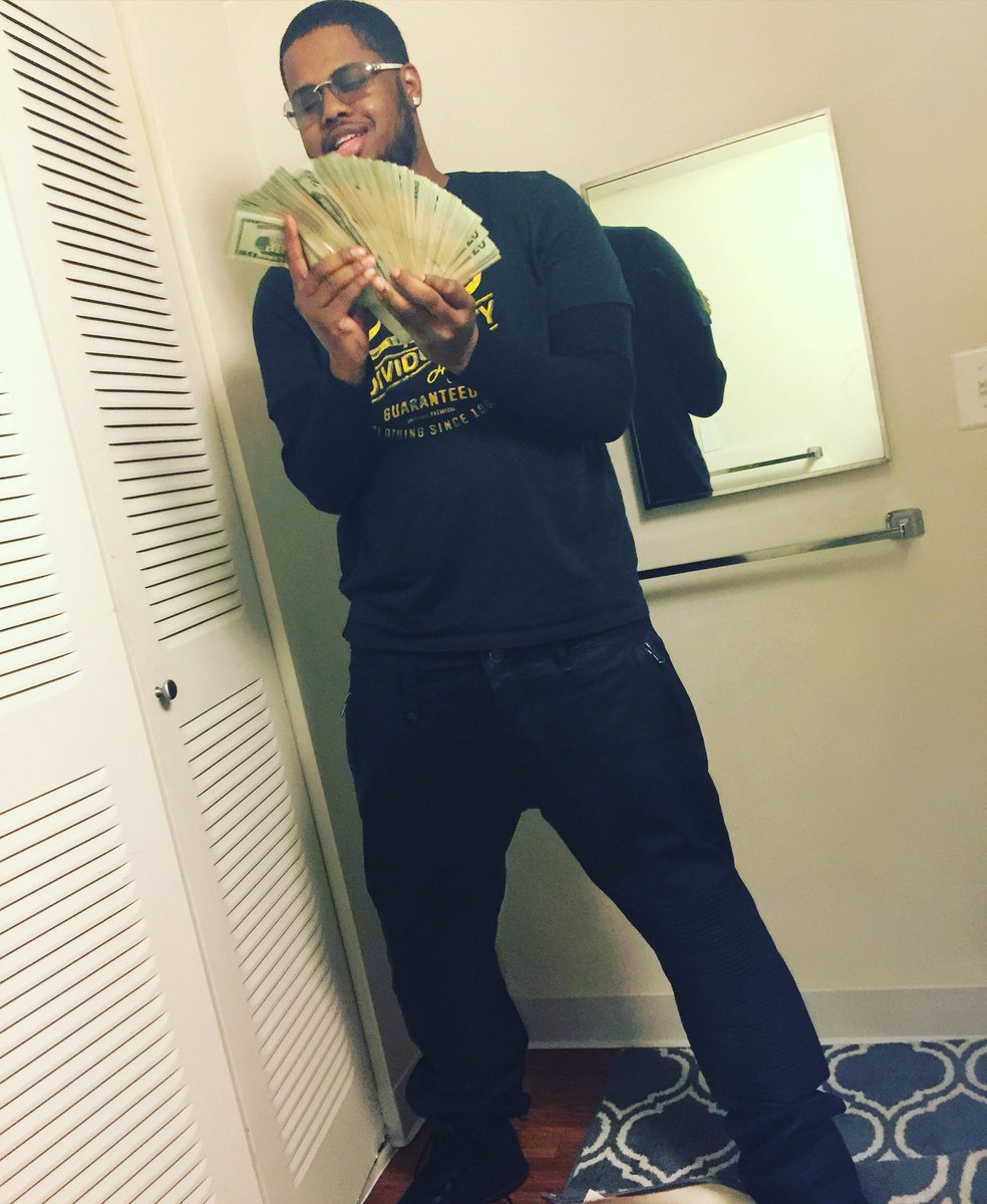 __iDoIt4Tel's tweet photo. I don't take pics often but my name #dmont π https://t.co/iayWuYYsOA