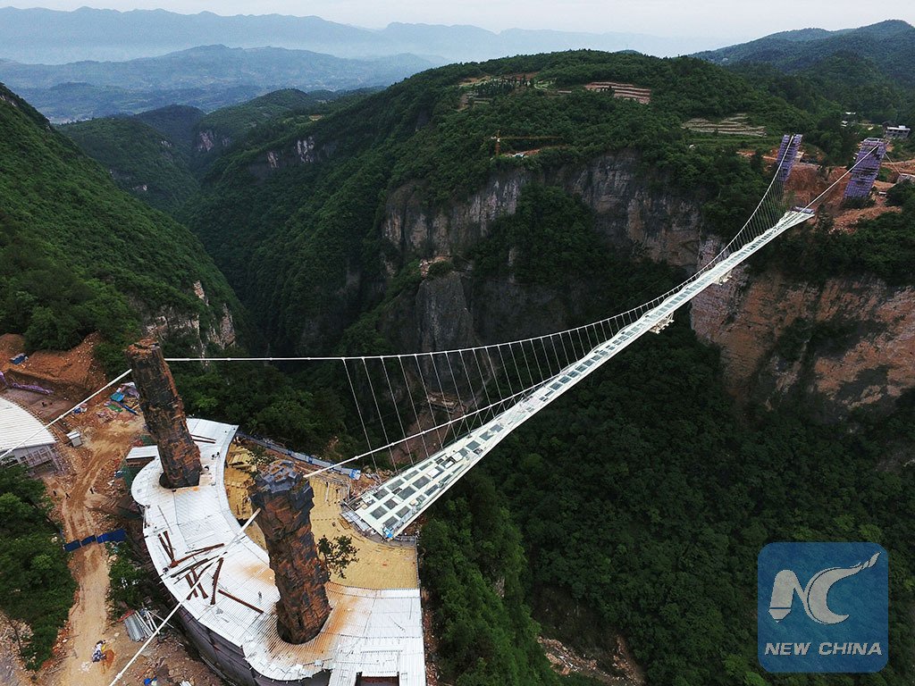 XHNews's tweet image. Can you imagine standing on this sightseeing glass bridge over a canyon in a #ForestPark, Zhangjiajie, C China