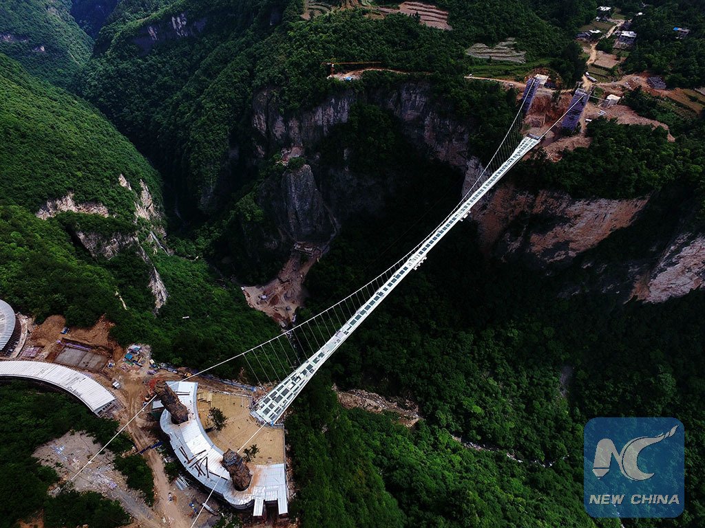 XHNews's tweet image. Can you imagine standing on this sightseeing glass bridge over a canyon in a #ForestPark, Zhangjiajie, C China