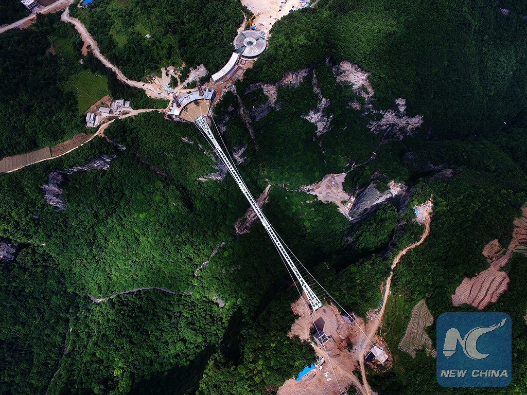 XHNews's tweet image. Can you imagine standing on this sightseeing glass bridge over a canyon in a #ForestPark, Zhangjiajie, C China