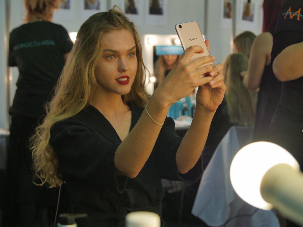 OPPOAustralia's tweet photo. OPPO is right in the midst of the glitz and glamour at the Mercedes-Benz Fashion Week! #OPPOR9 #YouInTheBestLight https://t.co/u1CuRYyAhW