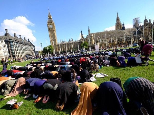 uRMAAS's tweet photo. Traditional 5 o'clock #namaz in #London https://t.co/rFlYm8HiXS