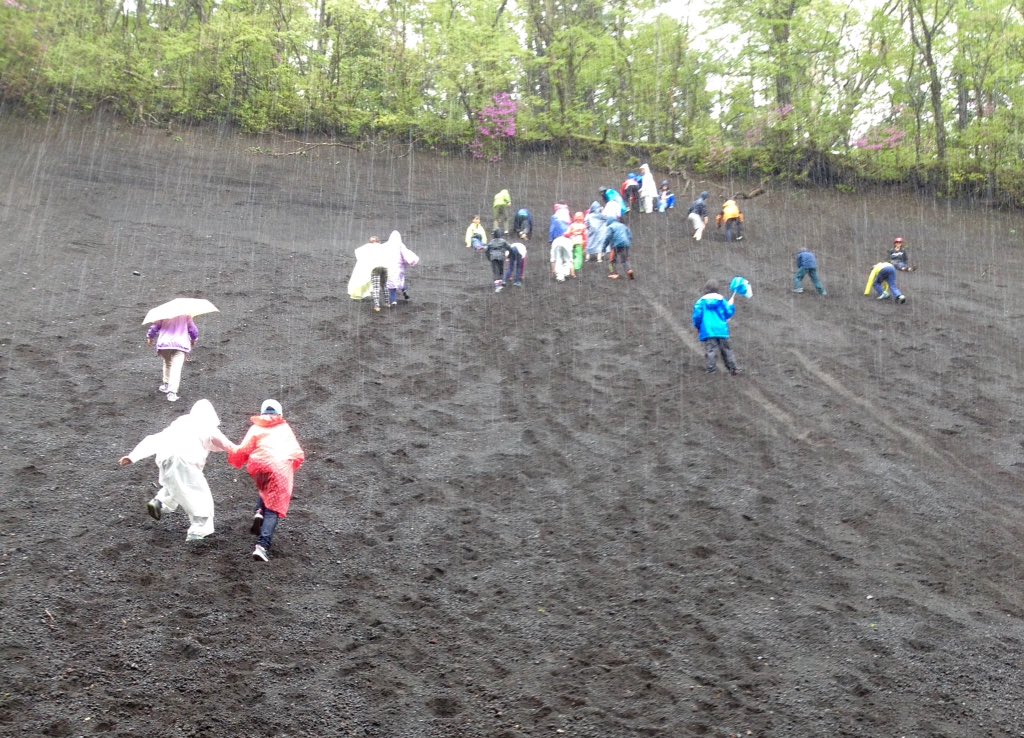 3mYIS2017_18's tweet photo. Gr.4 Camp, Day 2 update: despite the rain, lots of hiking and trekking near Mt. Fuji #gr4camp https://t.co/1b3JsCi3OR