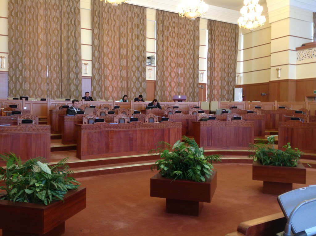 Ичих ч үгүй өөрсдийгөө ялуулна гэж тойрог хуваахдаа 100%бүрддэг АН-нирц үдийн 12-т иймэрхүү.Ирц бүрдвэл МАНайх орно