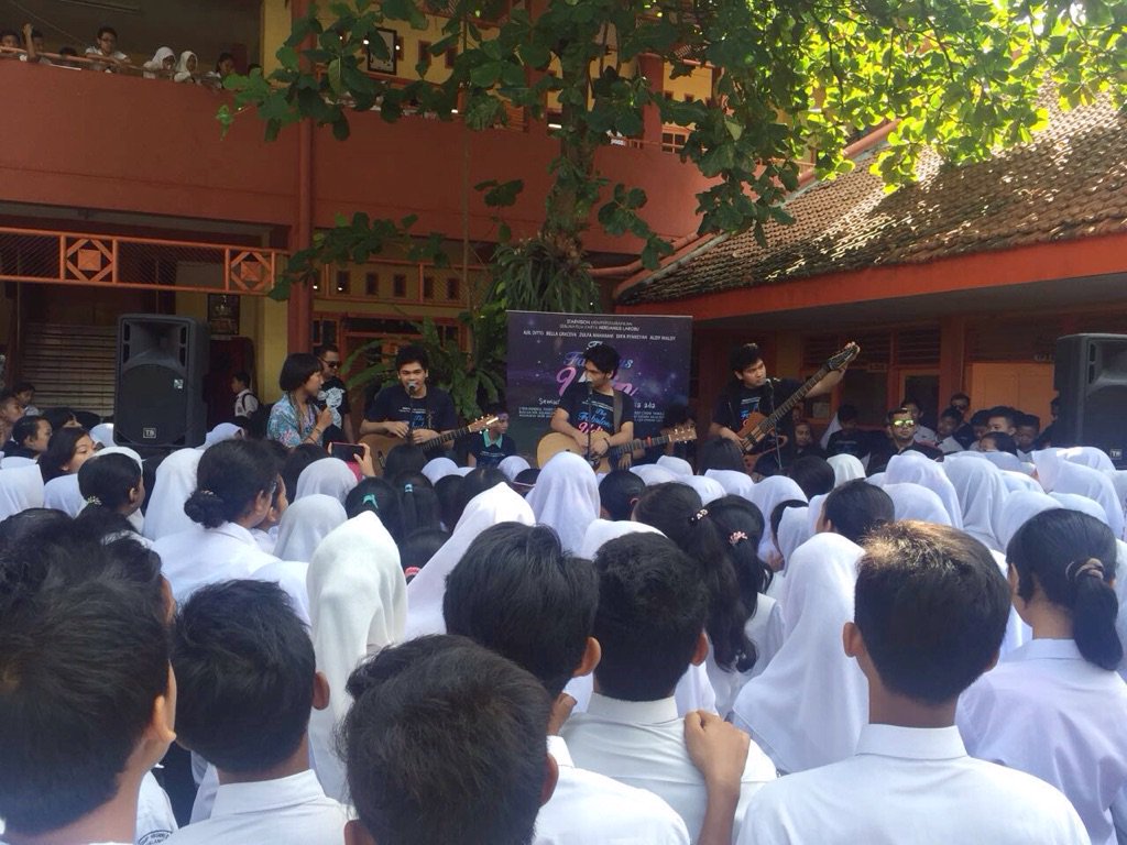Team #TheFabulousUdin udh ada di MALANG! Tadi dari SMP 8,nanti siang nonton bareng di Mandala 21 jam 13:00 &amp; 15:10