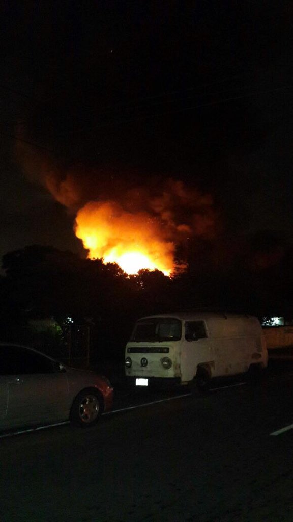 Tukynapy's tweet photo. Reitero: Incendio de gran magnitud en la fábrica de levaduras Copalsa (Capiatá) fotos: @robertoperezpy https://t.co/hZXjCQAtUd