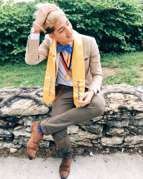 242_teejay's tweet photo. Dying of a 103 fever 🤒😭 so here's more graduation pictures until I get better 🙁 https://t.co/iDt28L6Nd9