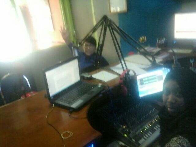 OkitaSun's tweet photo. Apel Bela Negara live, petugas Studio Malowopati FM @MalowopatiFm @alitjosss @Miss_liaYunita #BojonegoroBelaNegara https://t.co/JbLYsj4GaS