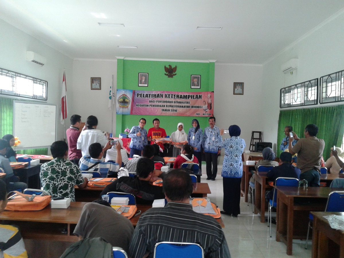 SupaatAgung's tweet photo. Pelatihan ketrampilan bagi penyandang disabilitas tahun 2016. Dinsos Prov di kab. @dinsosjateng https://t.co/f2kXBj8Rmp