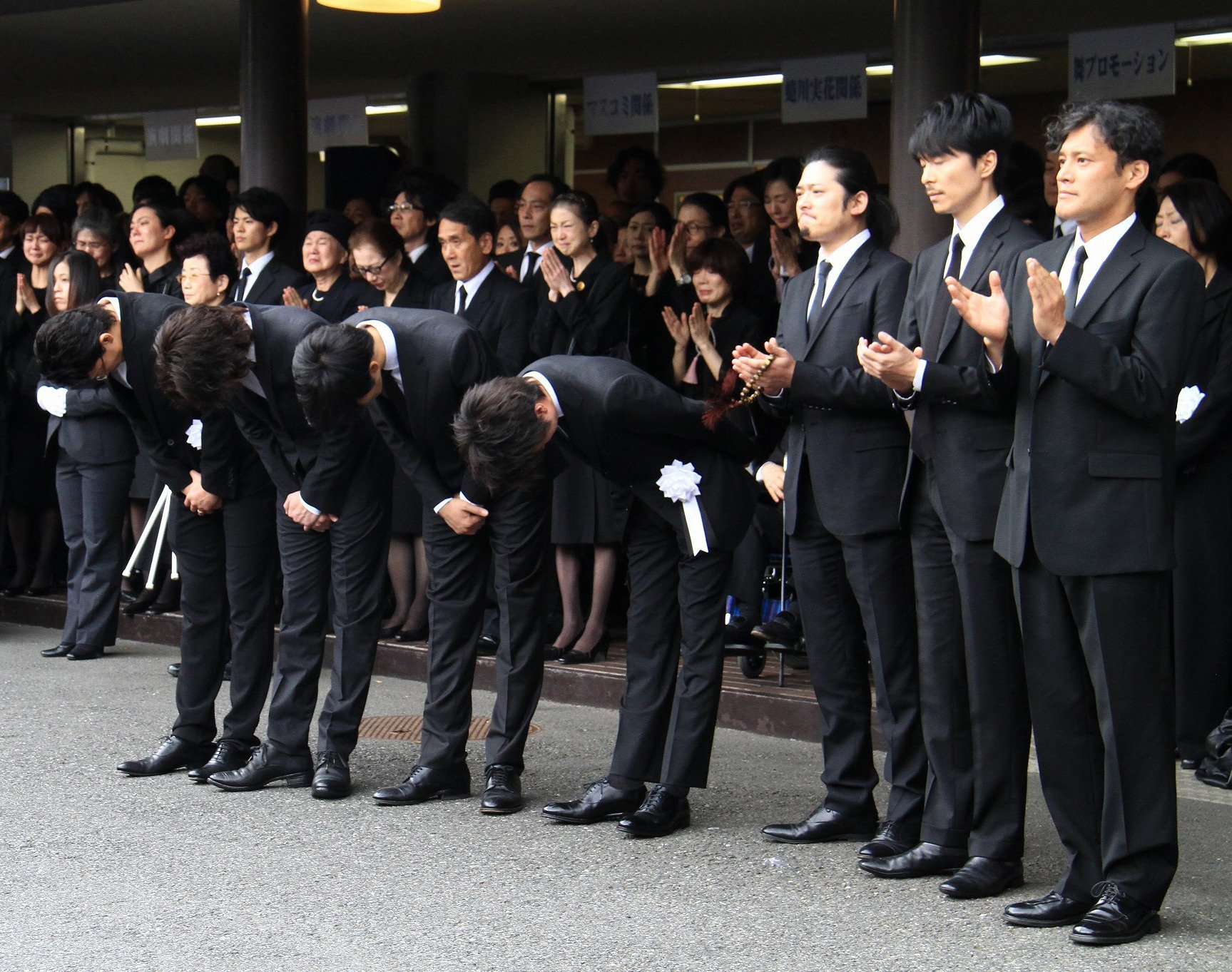 Jean Yeh 蜷川幸雄さん告別式 小栗旬 綾野剛 松坂桃李 藤原竜也 高岡奏輔 長谷川博己 横田栄司 T Co Yktietmipw Twitter