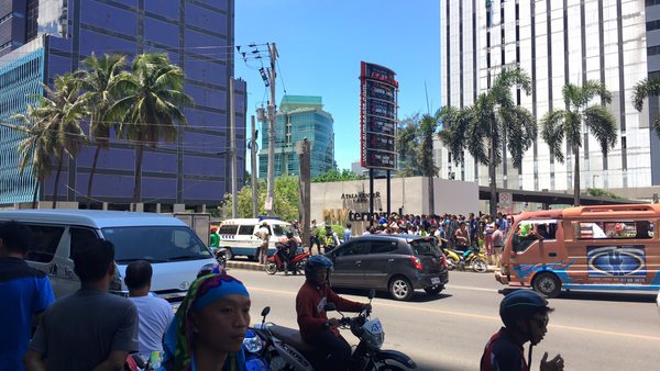 cebudailynews's tweet photo. JUST IN: Shooting incident near Ayala Center Cebu Terminal | via @jannbanguis https://t.co/ETc7rkhw9v