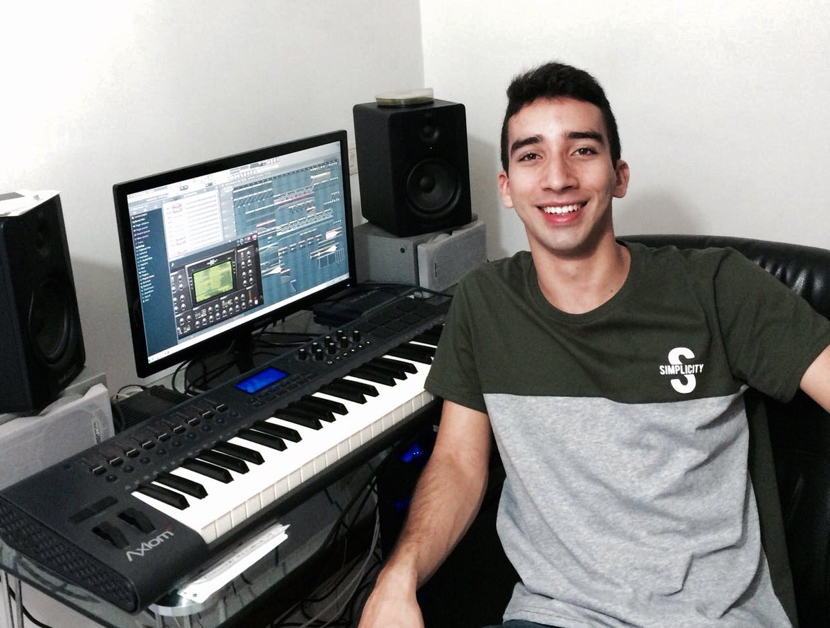 itsdannmears's tweet photo. Day on studio. Check out some of my tracks pretty soon🎶🎛 #music #TranceFamily #homestudio #piano #producer #trance https://t.co/tT1UXO7owm
