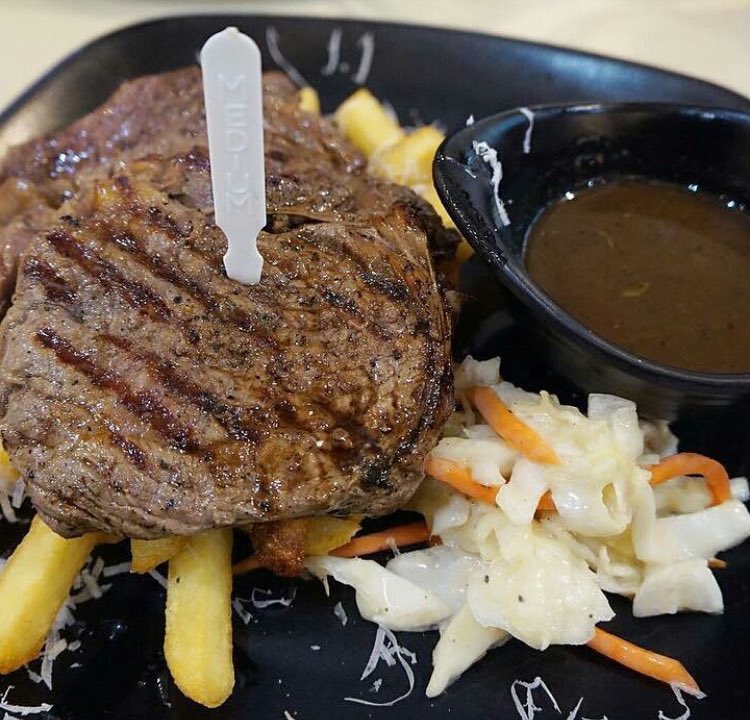 bonappetitsb's tweet photo. look at that burger 😍 visit I AM LEGEND | BIGBOX, near Jurong East Mrt, Lvl 3, Kiosk no 1. HALAL ✅ https://t.co/wSn4vHgHyv