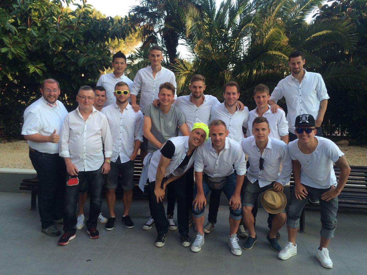 fcstpauli's tweet photo. Unsere #Kiezkicker schicken ein fettes Forza von Mallorca! #fcsp https://t.co/uLiOz6xWbg