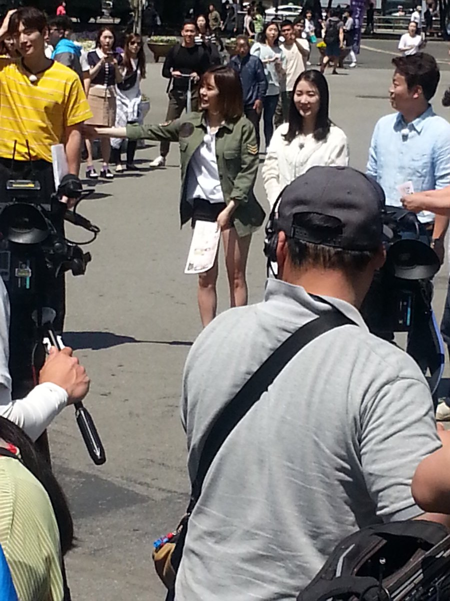 [PIC][16-05-2016]Sunny ghi hình cho chương trình "재래시장 살리자" của kênh JTBC tại Busan vào hôm nay - Page 2 Cip-8QxUUAAGfYQ