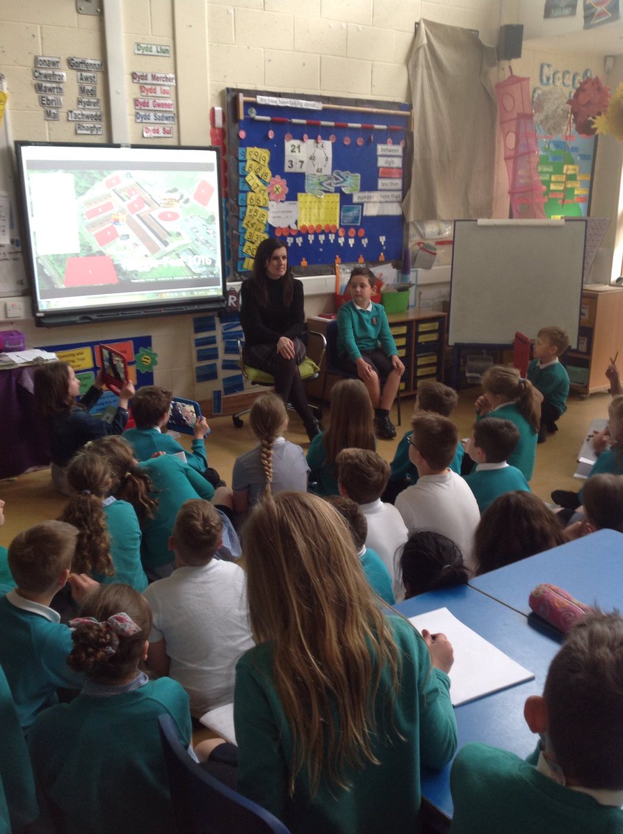 MissEBurden's tweet photo. 4B and 4BP interviewing Mrs Burke about Roggie-Fest ready for our newspapers #reportersinthemaking #journallists https://t.co/wUbS1En7IZ